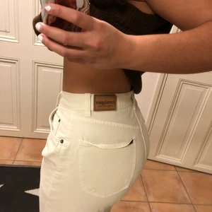 Byxor - Ett par as snygga byxor i en vit/creme färg. Super sköna och snygga. Tror att de egentligen är herr byxor.