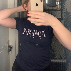 Tommy Hilfiger Stl S  - En mörkblå Tommy Hilfiger tröja med vit text på. Lite lång men går att vika upp! Använder inte längre. Stl S🤍