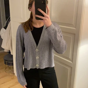 Grå kofta från Zara - Grå kofta med knappar. Köpt på Zara i storlek M. Bra skikt och knappast använd. Säljs för 50 kr + frakt.