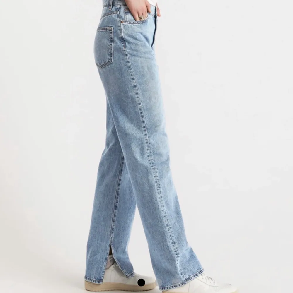 Blå jeans med slits storlek 34, 150kr+frakt🥰. Jeans & Byxor.