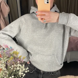 Hoodie - Grå hoodie från bikbok. Fint skick! 💓