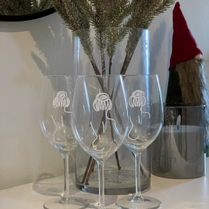 Vinglas! - Hej!  Vi är Shiny_UF 💗 Vi är fyra tjejer som driver detta UF företag. Vi säljer stilrena och eleganta glas för dig som har krav på stil och elegans! Glasen är handmålade med ett tryck som föreställer en kvinno-siluett, detta för att uppmärksamma kvinnor!✨ Vi har ett samarbete med Miranda jouren, och sänker då en viss procent av vinsten till dom! Miranda jouren är en organisation som erbjuder samtalsstöd för utsatta kvinnor och icke-binära. Vi säljer 2-pack för 149kr!