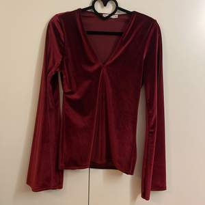 En jätte fin röd sammet tröja med v ringning och vida ärmar! Endast provad! Kan även skicka med spårbart!