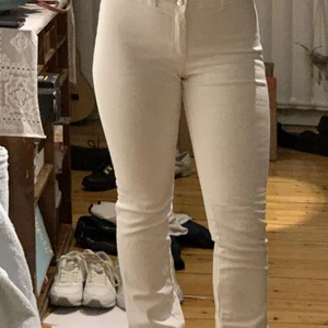 Jeans från Filippa K  - Vita Jeans från Filippa K i storlek S. är i mycket bra skick. Säljer dom för att dom var för långa i benen