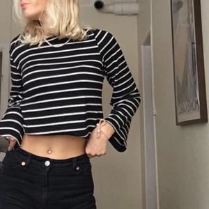 Randig tröja - Randig tröja med trumpetärm. Tröjan går ner till höftbenen på mig så den är inte kroppad utan endast uppvikt. Skriv för fler bilder. Är 165. 