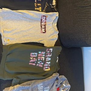 Kläder - Kläder i fint skick, knappast använda nästan som nya. Säljer pga att de inte kommer till användning. Säljer alla för 500kr eller 50kr styck❤ De flesta kläderna kommer i strl S. Men fungerar också som XS. Kontakta mig för fler bilder❤