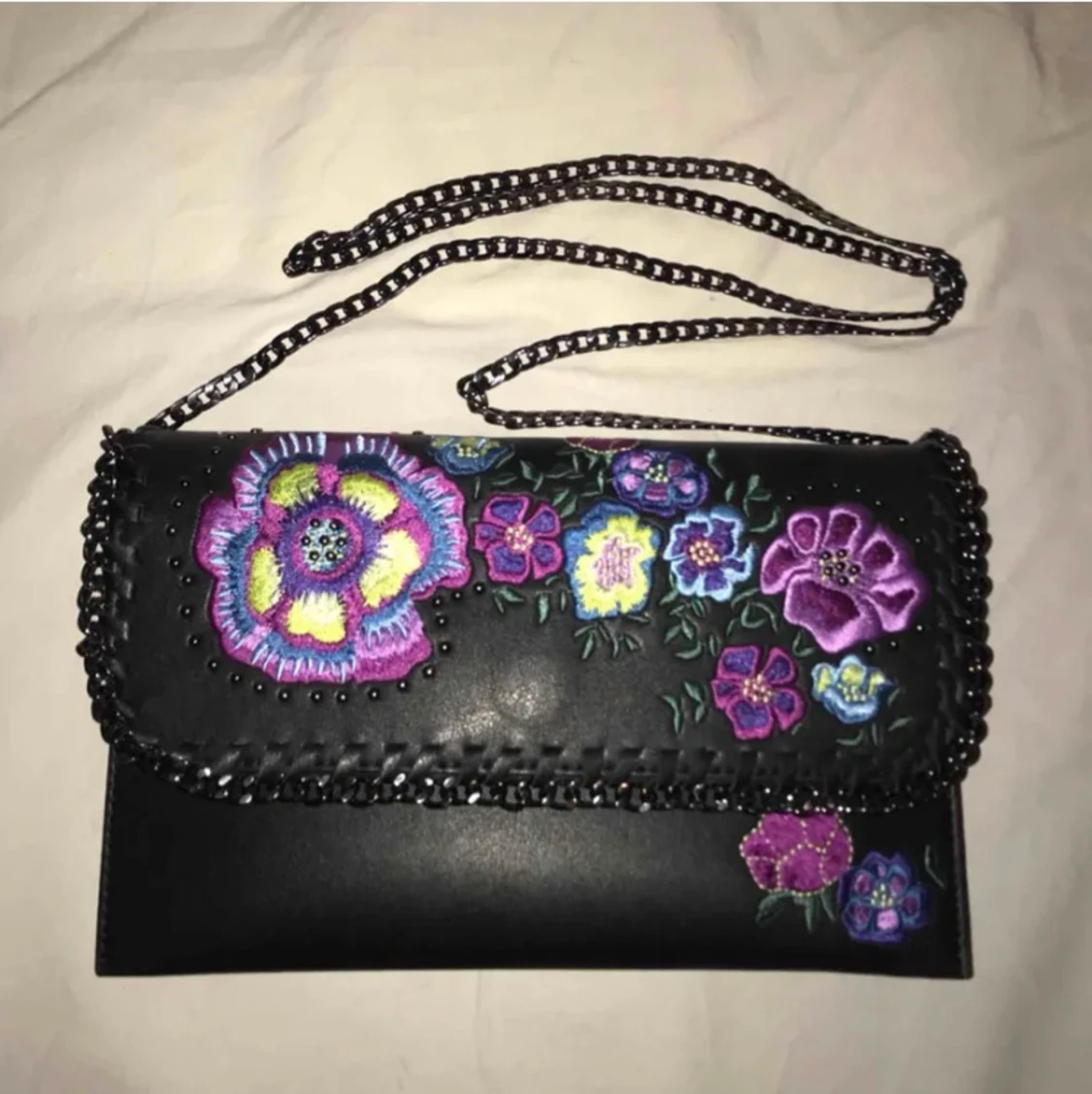 Broderad axelremsväska Topshop