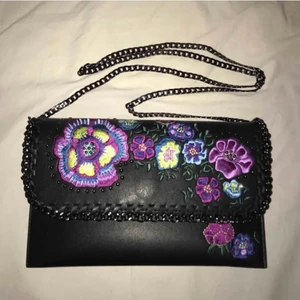 Broderad axelremsväska Topshop - Väldigt fin broderad axelremsväska. Väskan är i väldigt bra skick, använd ca 2-3gånger så nästan nyskick! Köpt för 279kr från Zalando men väskan kommer från Topshop. Möts upp i Stockholm🎀