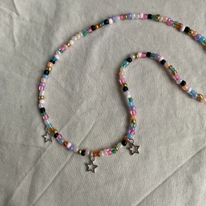 Pärlhalsband  - Pärlhalsband med tre berlocker och ett lås i silver färg ! 💕 man kan ändra hur stor liten man vill ha den !!  Frakten kostar 13kr jag skickar frakt bevis 💗!