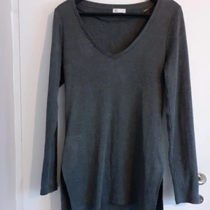 CUBUS GRÅ RIBBAD TOPP I STRL M - GRÅ RIBBAD TOPP I STRL M FRÅN CUBUS, hel & fin. Med slits på sidorna. Djur & rökfritt hem 