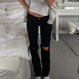 Lågmidjade långa jeans 🦋🦋 waist 27 lenght 34. Buda privat för direktköp! 💕