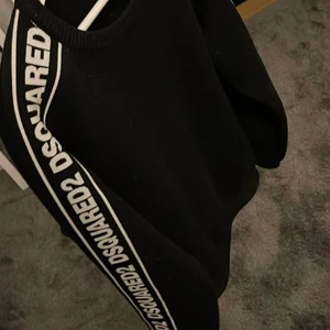 Dsq2  - Nypris 6500kr Jätte tjocktröja från dsq2  Köpt från farfetch  Cond 9/10 förutom att necktag har gått sönder på ena sidan Säljer den för 2000kr  tröjan är i storlek L