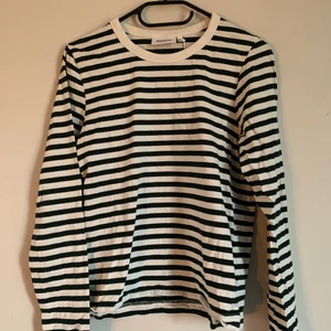 Randig tröja  - Säljer denna randiga tröjan från weekday💗💗 ränderna är dock mörk gröna💓💓