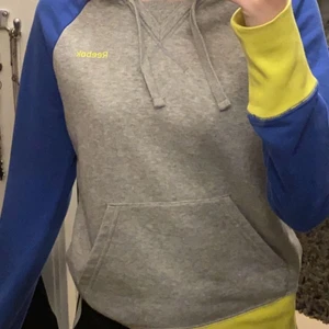 reebok hoodie - Säljer denna riktigt coola reebok hoodien för jag använder den tyvärr inte. Skriv om du vill ha fler bilder eller om du har någon fråga! Vill helst mötas upp i Linköping men går inte det står köparen för frakt :)