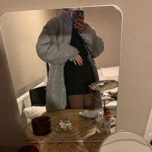 Stor dunjacka  - Stor dunjacka i grå/blå färg. Begagnad men i bra skick. Frakten ingår i priset.