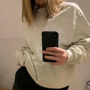 Sweatshirt - Säljer en helt vanlig sweatshirt i vit/biege färg!             Köpt på asos för ca 1-2 år sen, men i bra skick🙏🏼 frakt är inräknat i priset!