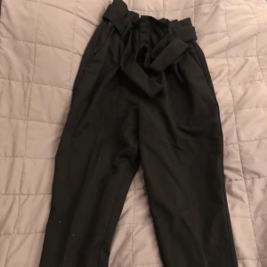 Kostymbyxor - Ett par kostymbyxor från H&M i nyskick, använda en gång på jobbresa. Kan skicka fler bilder om du är intresserad. Kan mötas upp i Hässleholm eller Kristianstad.