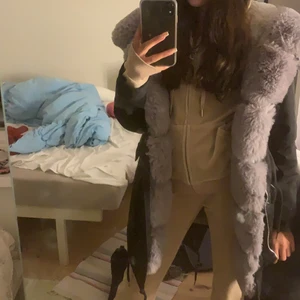 Garoff jacka - Säljer denna jätte varma garoff jacka. Storlek xs. Säljer den för att den inte kommit till användning. Pälsen på armarna kommer med som man kan enkelt sätta på om man vill. 🤍 ORGINAL PRIS : 1700