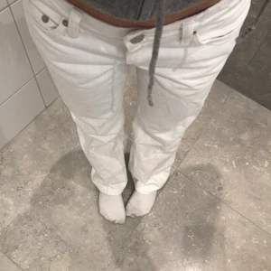 Weekday jeans - Säljer mina fina fina vita weekday jeans i ”arrow” storlek 24/32 om jag minns rätt. Jag är 155 och de sitter aldelles perfekta på mig❤️skriv privat om fler bilder eller frågor💓💓💓 köptes för 500! Och dirket pris är 300❤️priset kan diskuteras