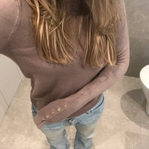 Zara tröja - Säljer min populära zara tröja!! Andvänt 2 gånger! Jätte fint skick storlek S! Köptes för 250 säljer för 150