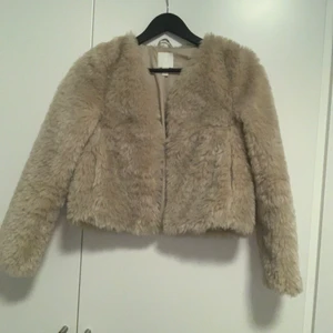 Jacka - Hej. Säljer min fluffiga fina jacka från H&M i st xs. Då den inte kommer till användning. Säljer för 100kr