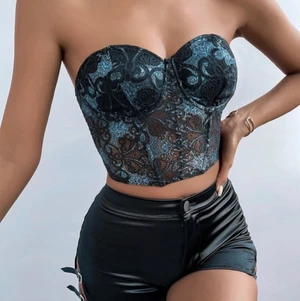 Korsett/topp - Jättefin korsett/topp, säljer pga jag får aldrig användning för den tyvärr:// 