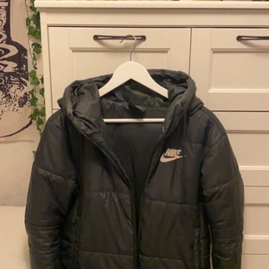 nike jacka - säljer min nike jacka som är använd 1 vinter och har inga defekter eller liknande är bara lite smutsig men den tvättas såklart innan den skickas, nypris 1100kr💕