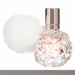 Ariana grande parfym  - En ariana grande parfym som är lite mer än halvfull. Tofsen saknas.