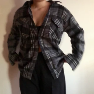 Flanel skjorta i fleece  - Skjorta av otroligt skönt tunt fleece material. Rutmönster i gråa och vita nyanser. Storlek M och aldrig använd för annat än en bild :)