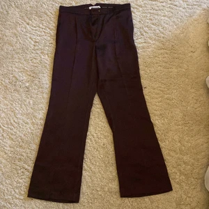 Lila kostymbyxor från Carin wester - Ett par helt oanvända kostymbyxor från Carin wester i strl 38. Lappen sitter kvar. Är tyvärr för korta för mig, är 1,72 cm lång😘