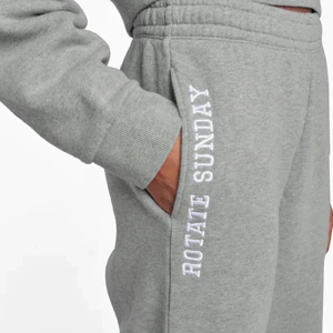 Rotate grå mjukisbyxor - Nypris 1119kr❤️ De är i herrmodell storlek M men passar som tjejmodell om man vilk ha lite mer baggy❤️ Äkta