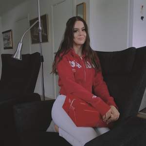 röd hollister hoodie i strl S❤️ kan mötas upp i Västerås men kan även frakta! 100kr