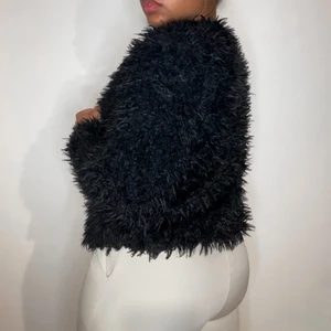 Black Faux Fur Jacket (S/M), 100SEK - En fin svart jacka från Gina Tricot av fuskpäls. Perfekt komplement till festoutfiten en utekväll 🥳 Jackan är väldigt tunn så den är inte så varm vintertid. Jag är 163 lång och bär vanligtvis strkl S eller M. 