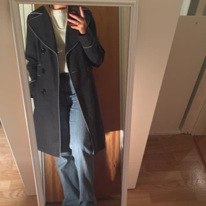 Kappa - Svinsnygg svart kappa med vita sömmar, strl 40/M💕💕