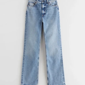 Utsvägna högmidjade jeans &other stories - I princip helt nya supersnygga jeans, använda en gång men insåg att de är för små för mig tyvärr. Strl 26 så isch xs/s (Bilden verkar tyvärr bli vänd)