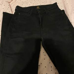 Svarta jeans från Lee, scarlett high! Använt Max 5 gånger, strl W27 L31. Köpta för 899kr säljer för 400kr