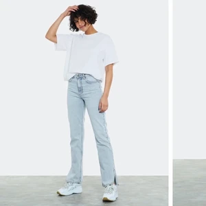 Super fina bikbok jeans med slits - Väldigt fina bikbok jeans med slits! Nästan helt nya.                     Lite korta för mig som är 173