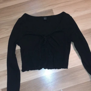 Svart tröja me en knytning  - Passar bra 