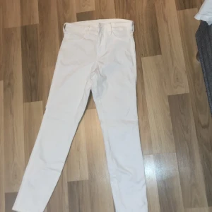 Vita jeans  - Vita tajta jeans. 