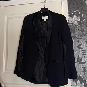 Kavaj - Elegant kavaj med slits i armarna. Storlek 36. Använd 1 gång 