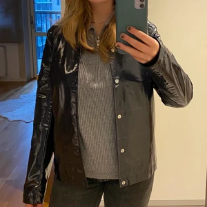 Lackjacka  - Så najs lackjacka från Asos man i strl 2xs (har M vanligtvis så rätt stor i storleken.) Passar perfekt till regniga dagar!