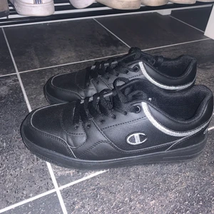 Champion skor  - Nya champion skor, har använt dom en gång. Kan mötas upp i Göteborg eller fraktas men vet ej hur mycket frakten går på.