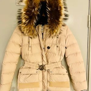 Moncler Jacka - En superskön och varm jacka som burits med stolthet av två barn. Dyr i inköp. Nu har du chansen att köpa den till ett bra pris.