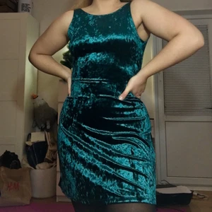 Grön klänning i sammet!!! - Jättefin grön klänning i sammet! Perfekt till nyår! Köptes för 350kr, säljer för 80kr! Säljer pga inte längre min stil💚