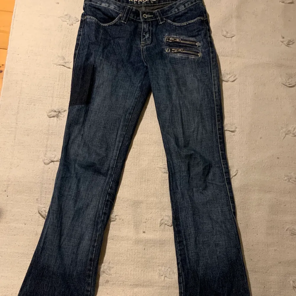Så snygga jeans från ett unikt märke. Väldigt fina och sköna. Lågmidjade! Använda då de är lite slitna nedtill men det är bara snyggt! 💕💕 (jag är 173 o de passar i längd men passar även kortare och längre beroende på hur man vill att de ska sitta). Jeans & Byxor.