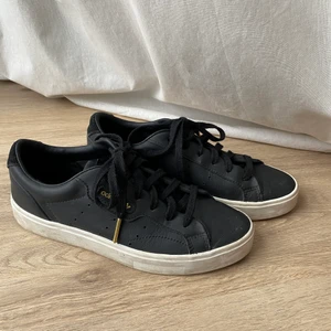Adidas sleek sneakers  - Endast använda ett fåtal gånger. Säljer pga. att skorna är aningen små i storleken. 