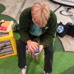 Gul pojke HM (närproducerat) - Säljer nu min älskade docka då han ej passar min stil längre, kan prata och utföra lättare hushållssysslor samt navigera en telefon (händig). Blir budgivning om många är intresserade! Frakt tillkommer 