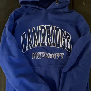 College hoodie - Säljer min fina blåa hoodie med tryck💗 storlek S, väldigt bra skick. Ledande bud: 190kr💕 köp direkt för 350kr budgivningen avslutas den 27/12
