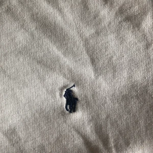 Vit Ralph lauren tröja  - Den är L men skulle säga att den är mer som en M eller nästan en S, hör av er om ni vill ha fler bilder eller frågor❤️