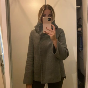 KAPPA - Grå kappa med supersnygg passform. Knäpps med dubbelknäppning. Jättefint skick💕💕